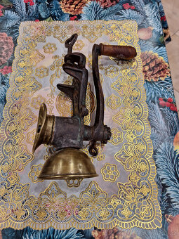 Mlýnek litina mosaz dekorace funkční pěkný 1000kč - 2