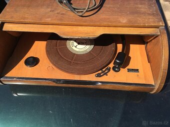 Gramofon r.v. 1956 (chlebnik) + stojan s deskami - 2