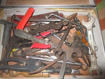 kufr plny nařadí - 2