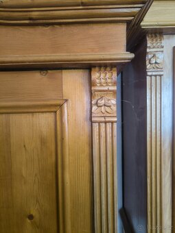 Dřevěná šatní skříň - 2