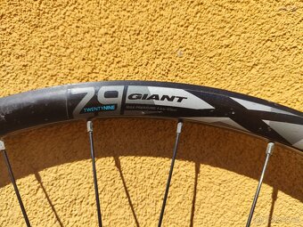 Zapletené kolo zadní Giant 29" horské - 2