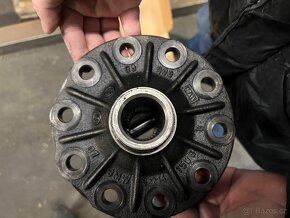 Vnitřek diferenciálu BMW 335i - 2