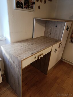 Psací stůl s komodou. - 2