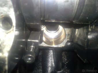 Hlava motoru 1.9 tdi PD - převložkované uložení vstřikovačů - 2