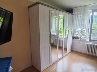 Velká šatní skřín. - 2