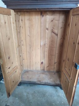 Stará dobová skříň - 2