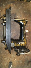 Starý šicí stroj - 2