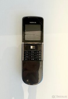 Starý sběratelský kus mobilu Nokia 8800 - 2