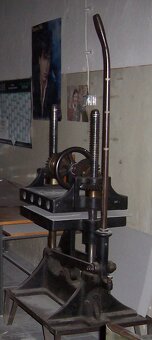 Knihárstvo - kníhviazačský lis - 2