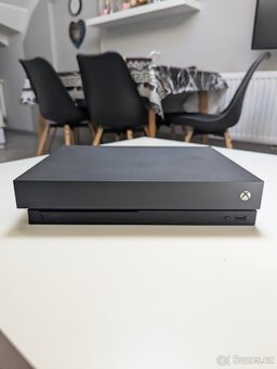 Xbox One X 1TB + ovladač + kabely + krabice - 2