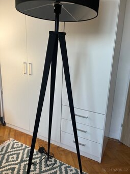 Stojací lampa na třech nohách - 2