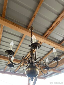 Mosazný šestiramenný lustr. - 2