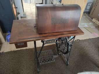 Prodám starý šicí stroj Minerva, funkční - 2