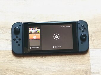 Nintendo Switch - Kompletní Příslušenství + 6 her - 2
