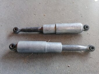 Zadné tlmiče na Stadion S22 - 2