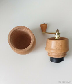 Mlýnek ruční dřevěný - 2