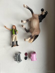 Schleich set ohrada, kůň, ošetřovatelka a příslušenství - 2