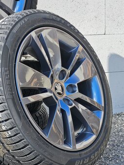 Pěkná nová zimní orig alu Škoda Superb 3, Pirelli 235/45/18 - 2