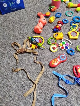 Krabice chrastítek a hraček pro miminko - 2