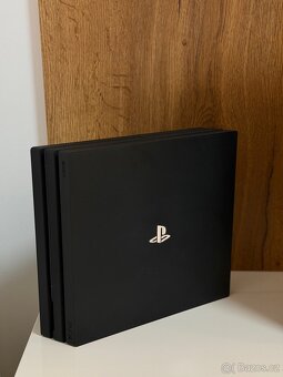 PlayStation 4 Pro. 1TB. 2x ovladače - 2