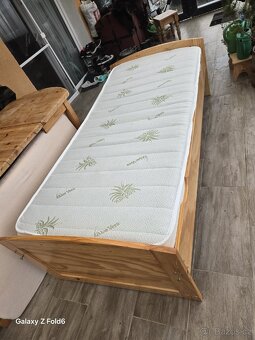 Postel + skoro nová  matrace 200× 95 cm. - 2
