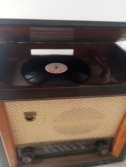 Retro radio s gramofonem - 2