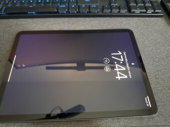 iPad Air 5 (2022) 64 GB WiFi + Logitech Combo Touch pouzdro - 2