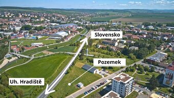 PRODEJ POZEMKU NA HLAVNÍM TAHU E50 UHERSKÝ BRD - 2
