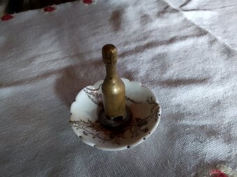 STAROŽITNÝ PORCELÁNOVÝ OŘEZÁVÁK NA DOUTNÍKY - 2
