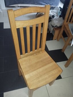 Jídelní stůl masiv a 4 židle. - 2