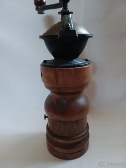 Starožitný dřevěný mlýnek - 2
