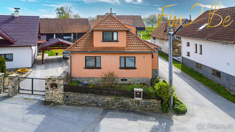 Prodej prostorného hezkého domu 5+1 s krbem, balkonem a zahr - 2