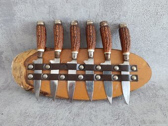 6ks malých nožíku na dřevěné podložce na zavěšení - 2