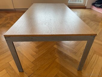 Jednoduchý konferenční stolek - dřevěná deska, kovové nohy - 2