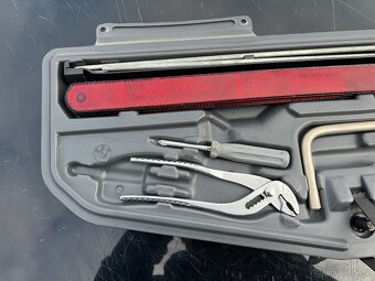 BMW 5er E39 sedan výbava nářadí - 2