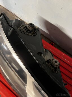 Pravý přední světlomet VW caddy 4-IV - 2