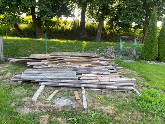 Zbytek prken na topení ze stavby - 2