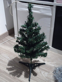 Malý umělý vánoční stromeček a stříbrné ozdoby - 2