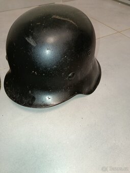 Dvě vojenské helmy a čepice SNB - 2