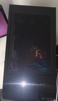Herní počítač s klávesnicí, monitorem a reproduktory - 2