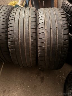 225/40R18 - 2