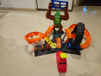 Hot wheels útok gorily - 2