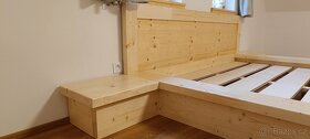 Dřevěná masivní postel s nočními stolky - 2
