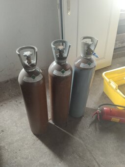 tlakova láhev na hélium - 2