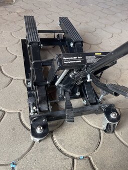 Prodám pojízdný hydraulický zvedák pro motocykly - 2