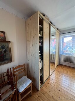 Velká skříň s posuvnými dveřmi se zrcadlem - 2