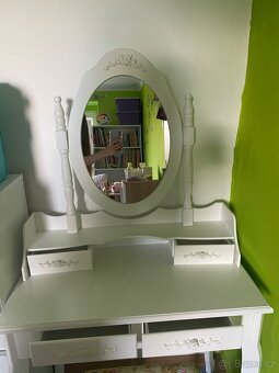 Krásný toaletní stolek se židličkou top stav - 2