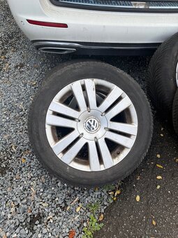 Volkswagen kola R16 original 205/55/16 zimní - 2