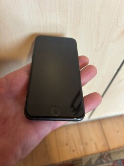 iPhone 8 64GB - nepoškrábaný - plně funkční - 2