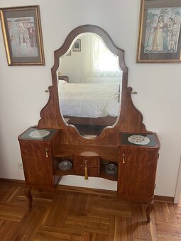 Starožitná ložnice - postel, toaletka, noční stolky - 2